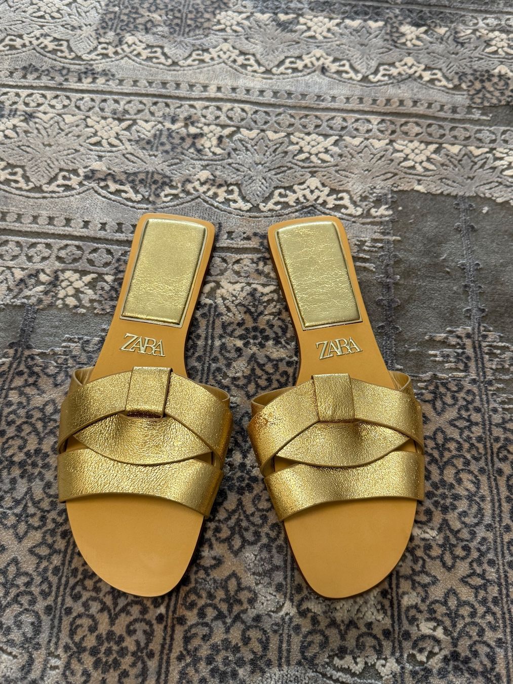 Zara Chaussures femmes: FLACHE LEDERSANDALE Gr.38 – D'occasion à Uetikon am See par Fraufox1