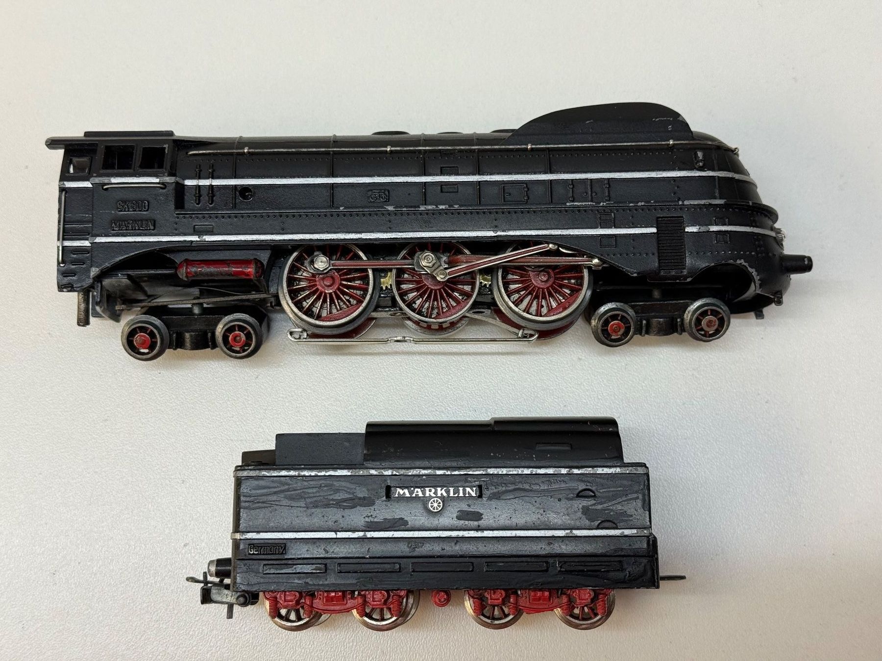Märklin Modellini di ferrovie: Märklin SK 800, Dampflok mit Tender "Stromlinienform" – Usato da Hinwil venduto da Johann57 2