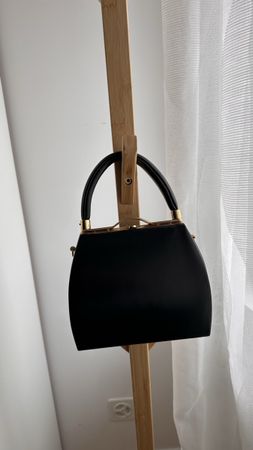 Damen Handtasche schwarz mit Goldbügel sehr guter Zustand