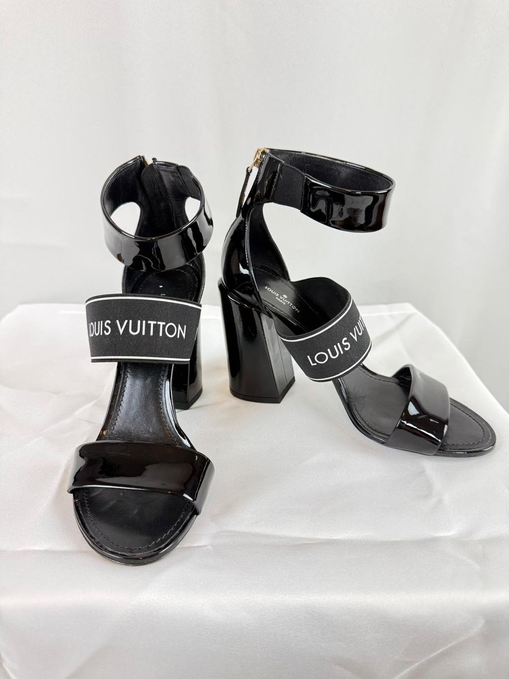 Louis Vuitton Chaussures femmes: Louis Vuitton Sandalen, schwarz, Gr. 38 – D'occasion à Oberarth par SSS. 1