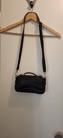 Handtasche schwarz mit Umhängeriemen, guter Zustand