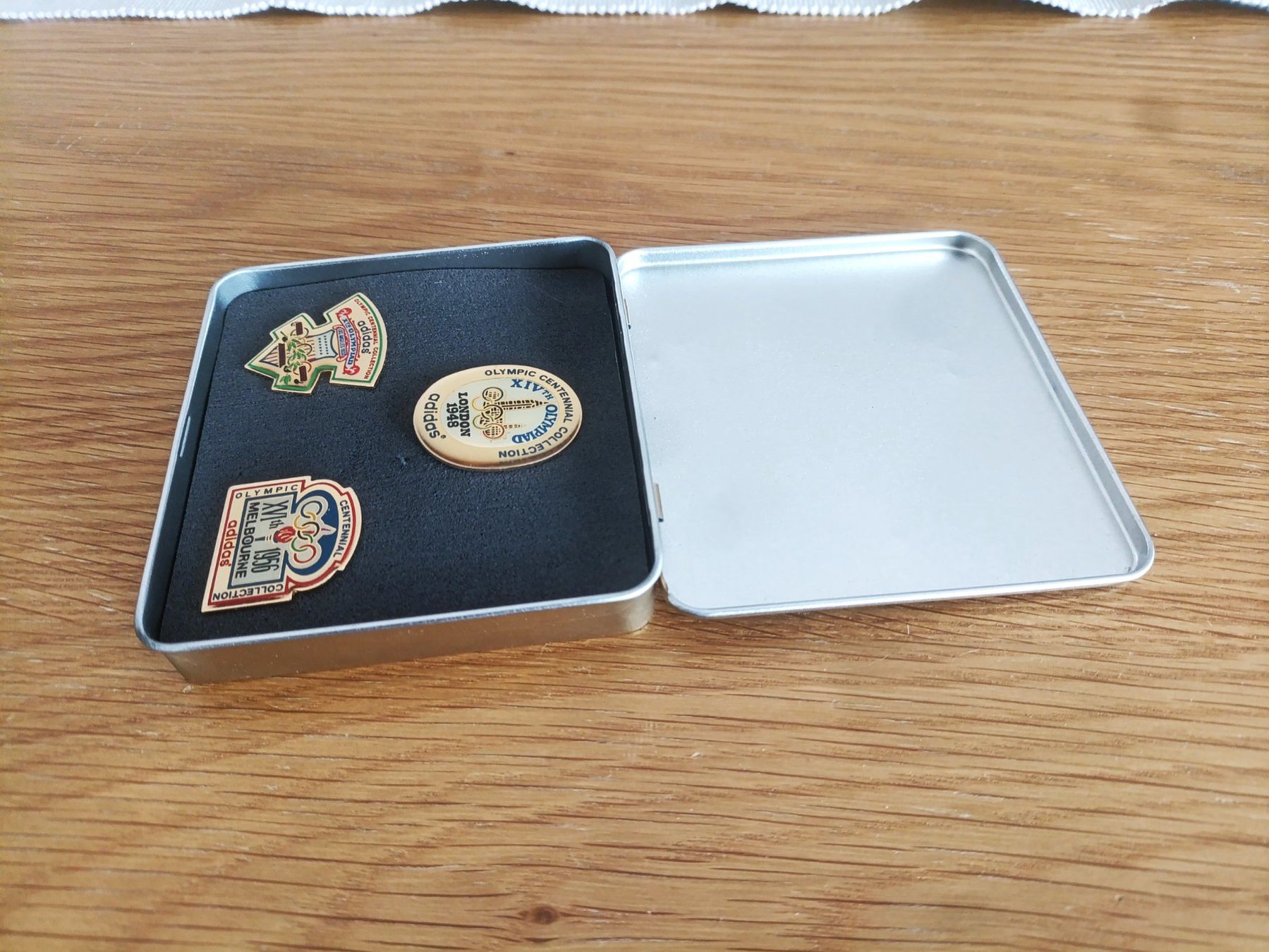 Plaketten & Abzeichen: Adidas Olympische Spiele Pin Set. – Gebraucht aus Wil SG von Donaldus 2