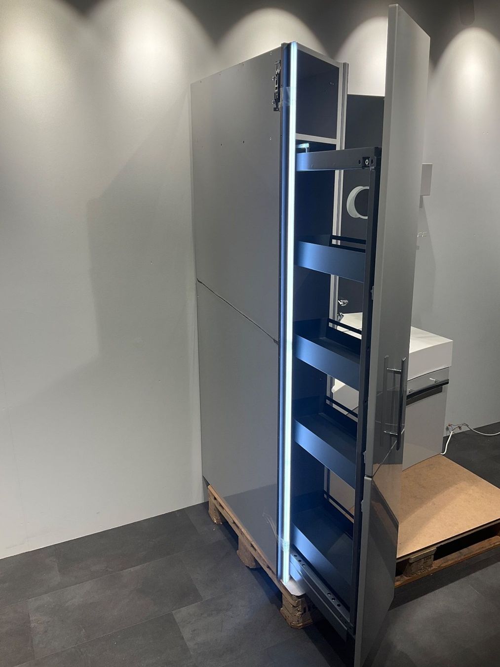 Mobili per bagno: 046 Burgbad Eckbadmöbel, grau, mit Hocker, 122/85cm – Nuovo (secondo la descrizione) da Derendingen venduto da Meisterstuecke 4