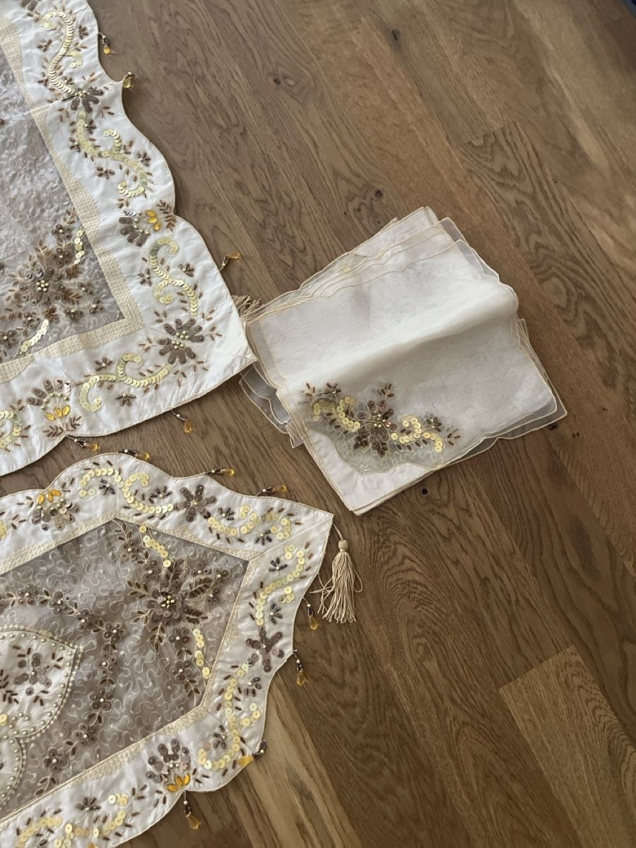 Set de table et chaises: Tischtuch set 16 teilig – Neuf (Voir description) à Root par Fashionhomeandmore 2