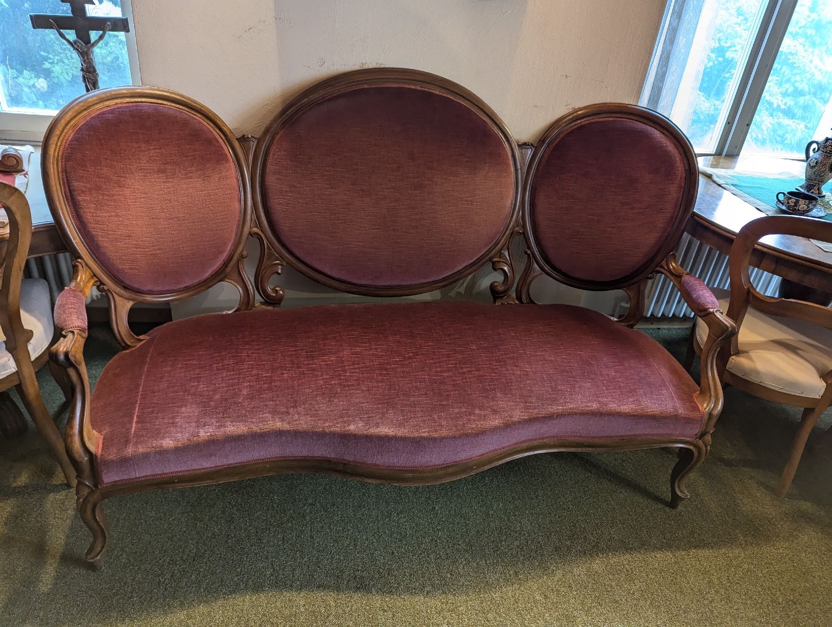 Sofas: Antikes Sofa, Holz geschnitzt, roter Samtbezug – Gebraucht aus Stäfa von MichaelHiu