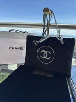 Sac Chanel en fausse fourrure noire