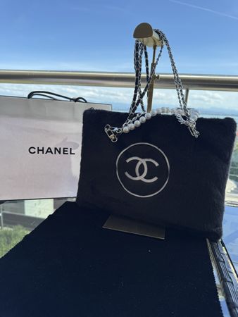 Sac Chanel en fausse fourrure noire