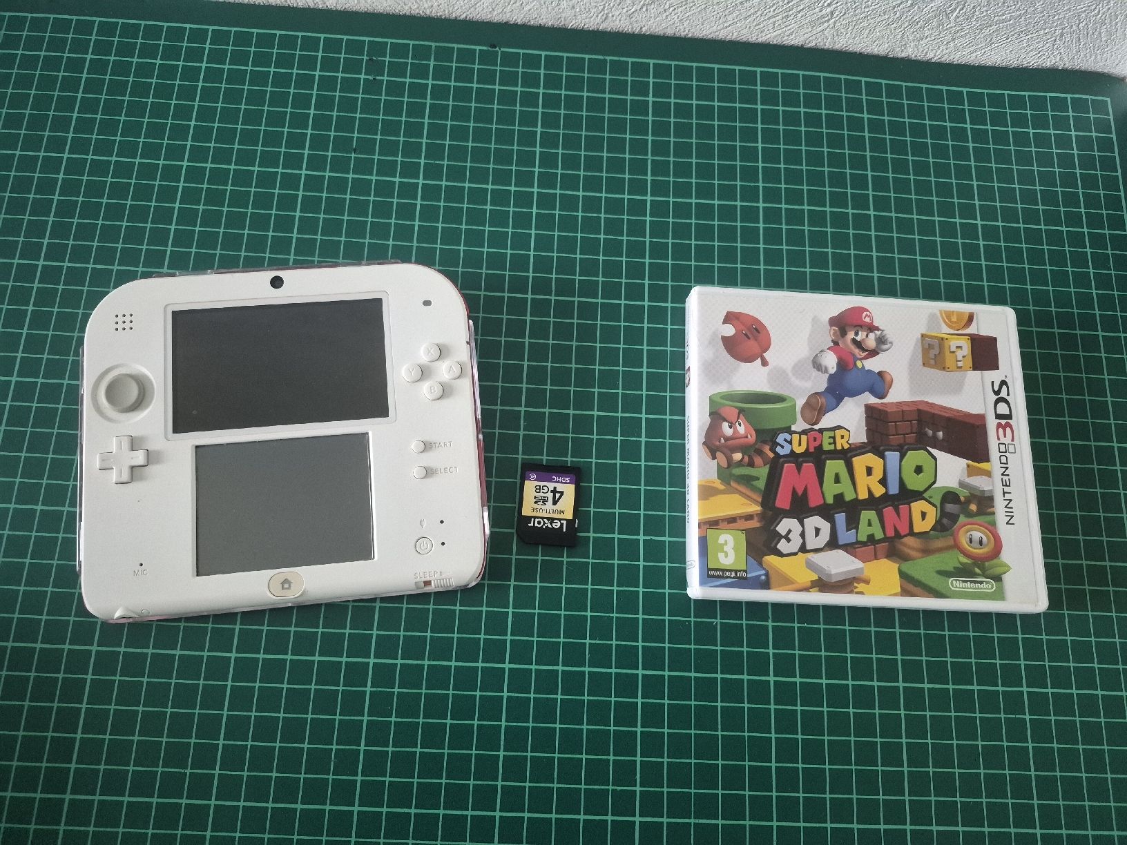 Nintendo Console: Nintendo 2DS + Super Mario 3D Land Bundle - White and red  – Usato da Meyrin venduto da Retro-GZ 2