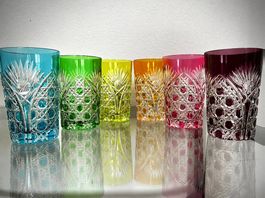 Set aus 6 farbigen Kristall-Bechern / Überfanggläsern