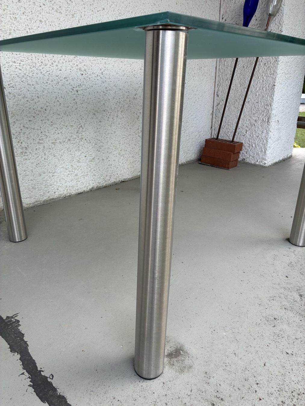 Tables: Tisch Glas satiniert  - Beine Alu rund – D'occasion à Oberkulm par Weberlisa 2