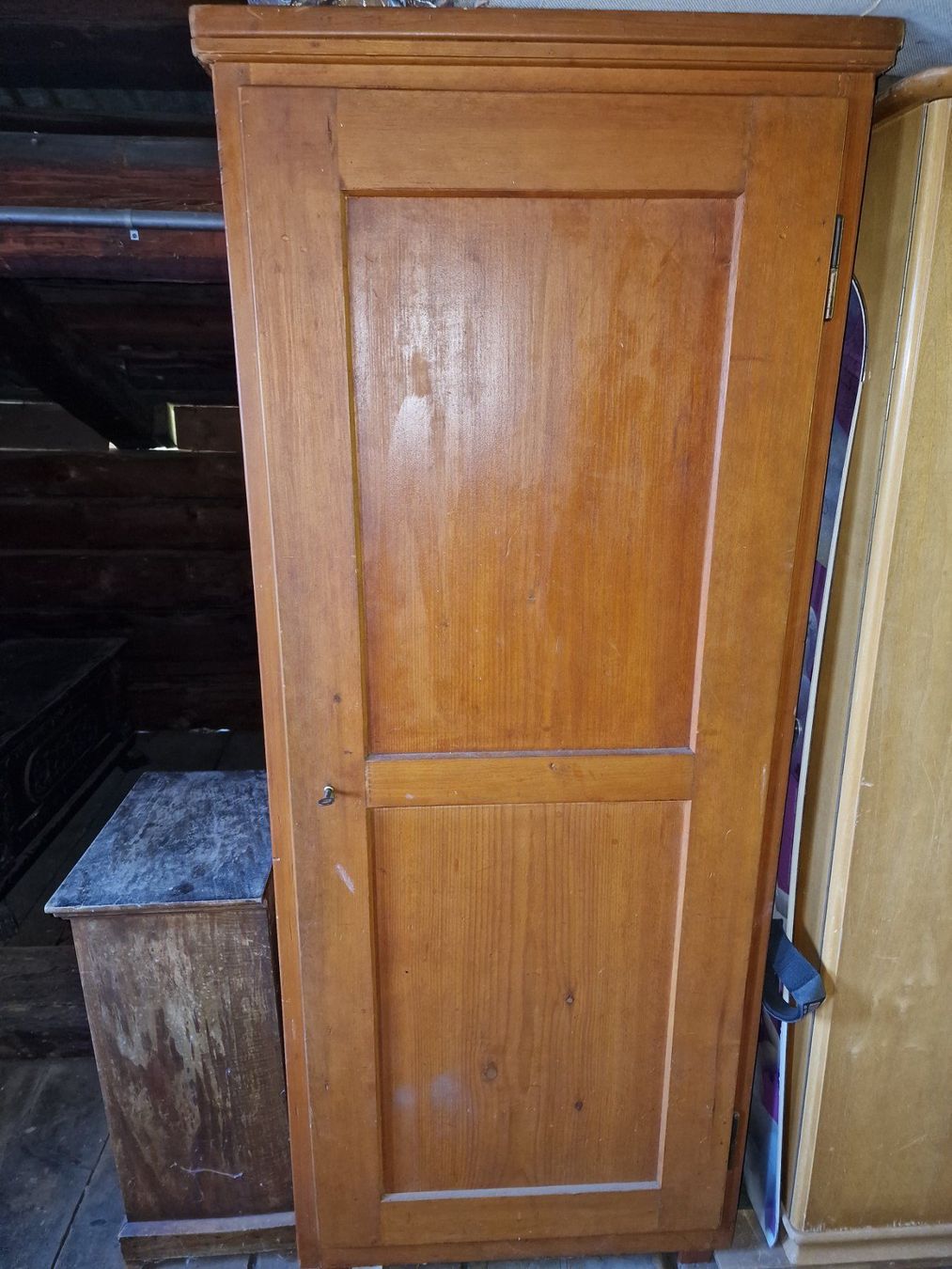 Armadi: Antiker Holz-Schrank – Usato da Flüelen venduto da novena