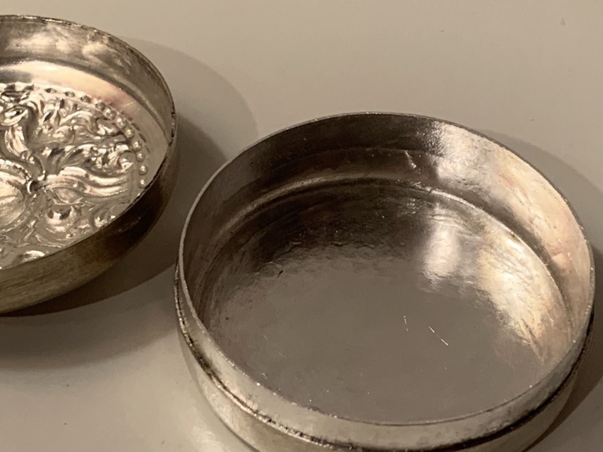 Pots: Antike Pillendose / Schmuckdose  mit Muster. – D'occasion à Nunningen par mochflo 2