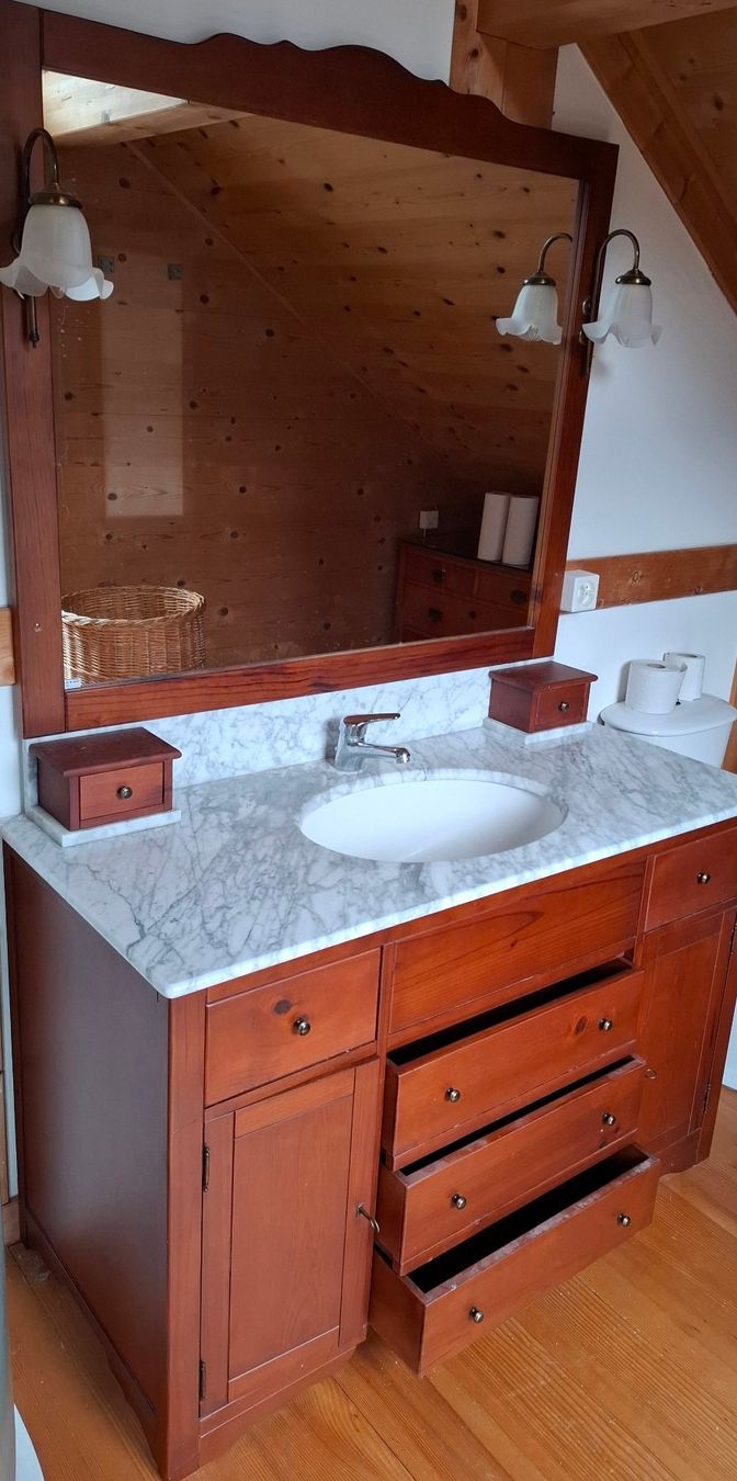 Badezimmermöbel: Waschbeckenkommode mit Marmorplatte – Gebraucht aus Rüttenen von Easy3