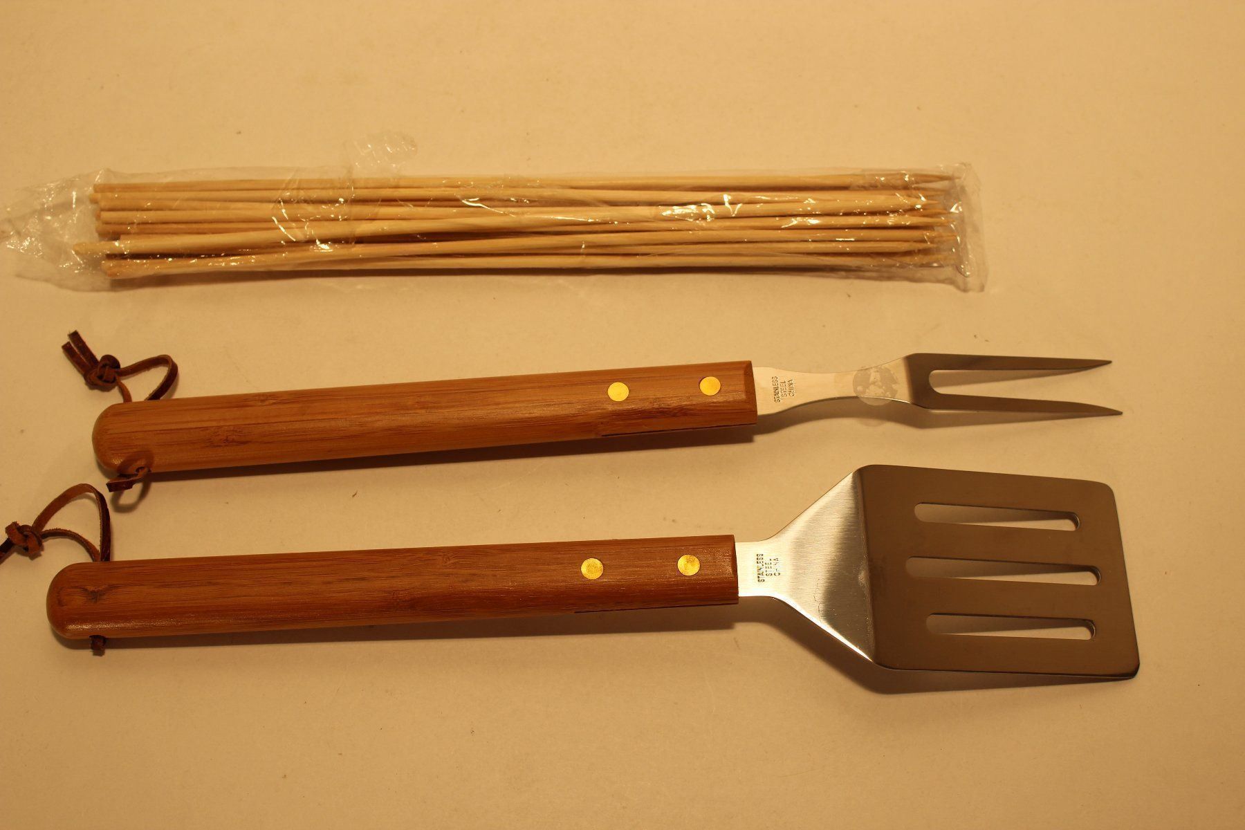 Set di posate: Grillbesteck Set 4-teilig – Nuovo e nell'imballaggio originale da Fehraltorf venduto da haefens 2