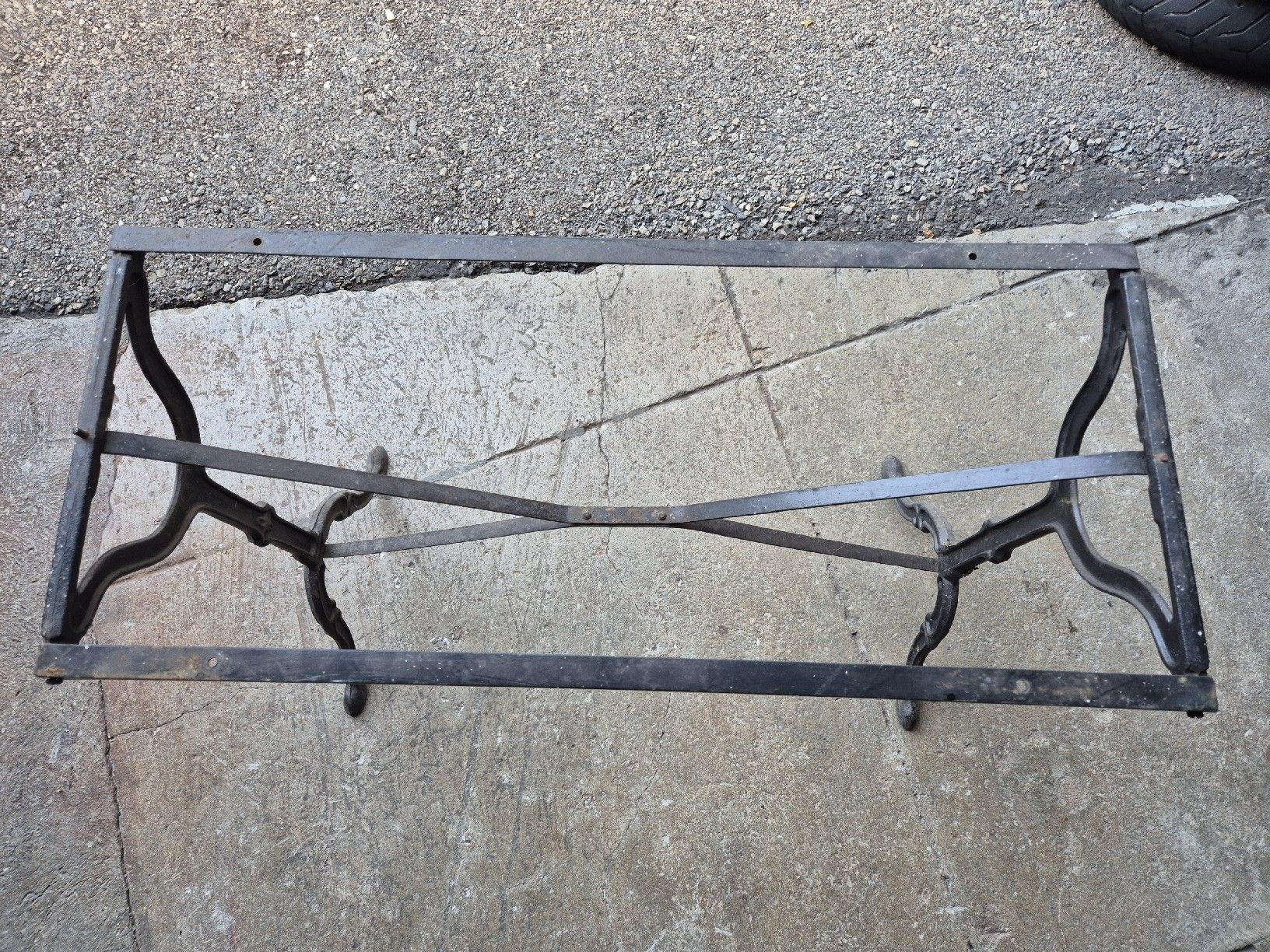 Sonstiges antikes Mobiliar: Pied de table ancien en fer  – Gebraucht aus Le Locle von CHEGUA 3