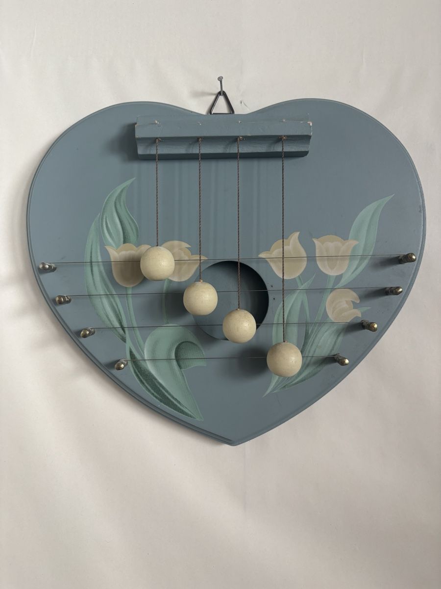 Tutte le decorazioni: Herzform-Zither mit Tulpenmuster. – Usato da Zürich venduto da Rita017