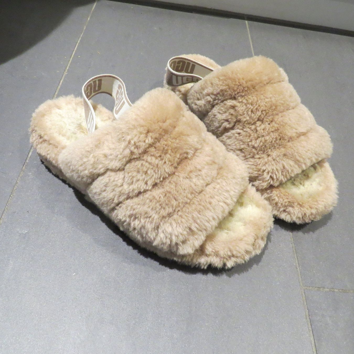 Cucce & Letti: Ugg Fluff Yeah slipper Grösse 40 – Nuovo (secondo la descrizione) da Einsiedeln venduto da rotgypsy1969