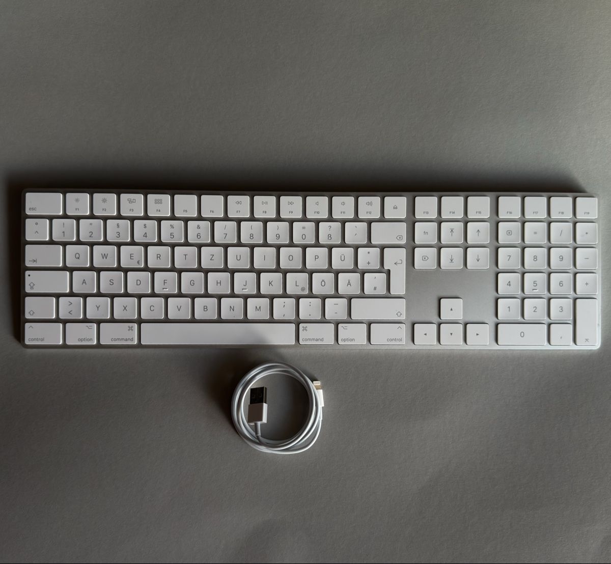 Apple Tastiere: Apple Magic Keyboard mit Ziffernblock – Schweizer Layout – Nuovo (secondo la descrizione) da Rümlang venduto da vla_9g7d