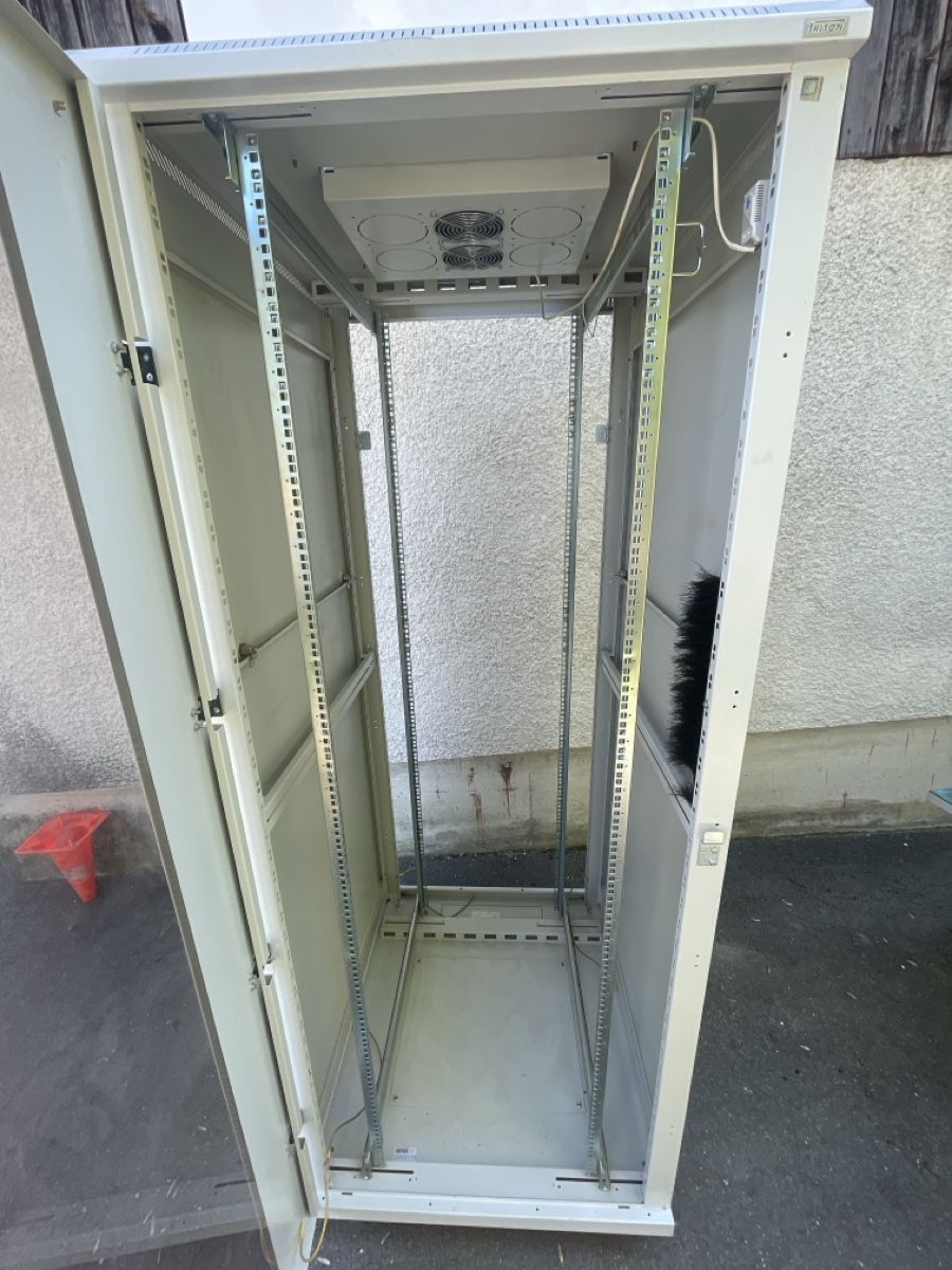 Racks & Cavalletti: Server Schrank 19 Zoll, Triton – Usato da Zollbrück venduto da Bawz 2