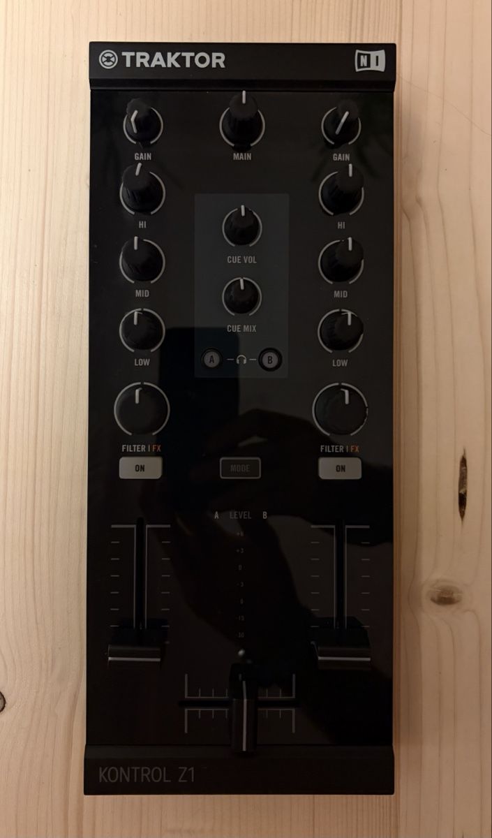 Traktor Console di mixaggio: Contrôleur DJ Native Instruments Traktor Z1 – Usato da Lausanne venduto da Super-Glouton