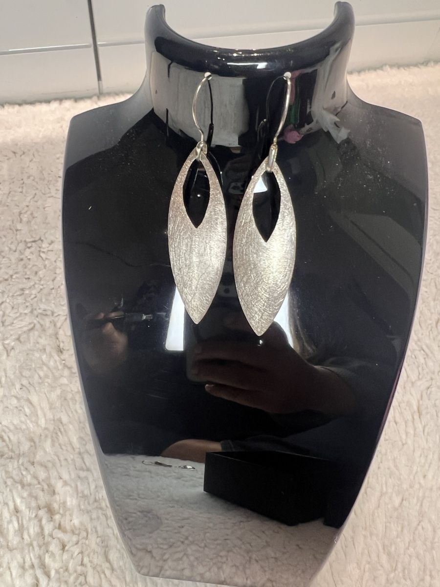 Ohrringe & -stecker: Boucles d'oreilles argentées modernes – Gebraucht aus Chenens von anasantos90 1