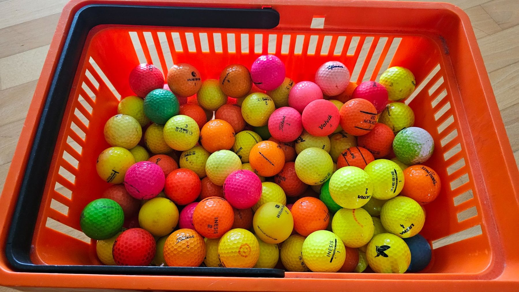 Bälle: Golfbälle farbig, ein Einkaufskorb voll – Gebraucht aus Winterthur von Xerena 3