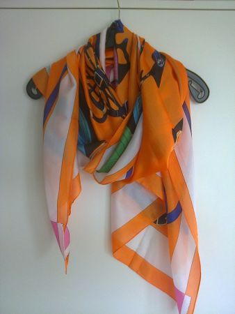 Seidenschal mit schonem Design