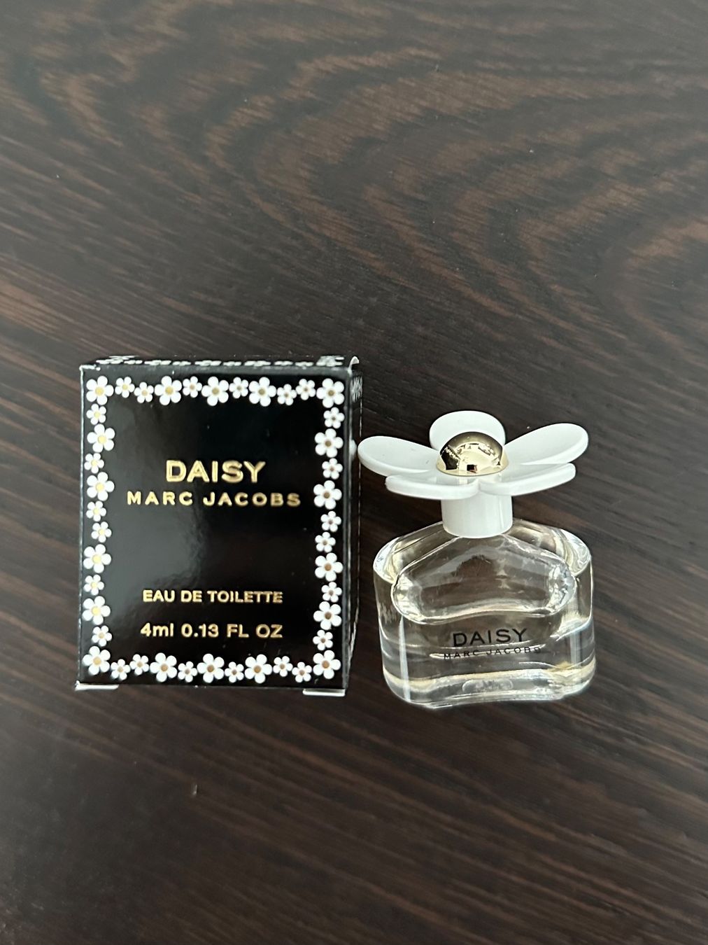 Marc Jacobs Profumi & Eau de Toilette: Marc Jacobs Daisy EDT Mini 4ml - NEU & verpackt! – Nuovo e nell'imballaggio originale da Pfäffikon SZ venduto da ansyyy