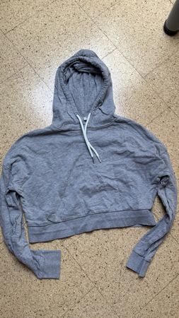 Grauer Pullover cropped