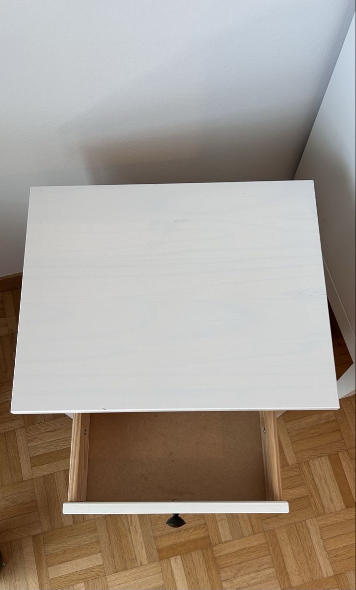 Nachttische: Weisser Hemnes-Nachttisch Ikea – Gebraucht aus Weinfelden von tan_xn5p 1