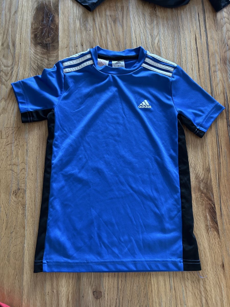 Adidas Camicie, T-shirt & Polo: ADIDAS-Shirt Gr. 140 – Usato da Oberurnen venduto da Berghexe 1