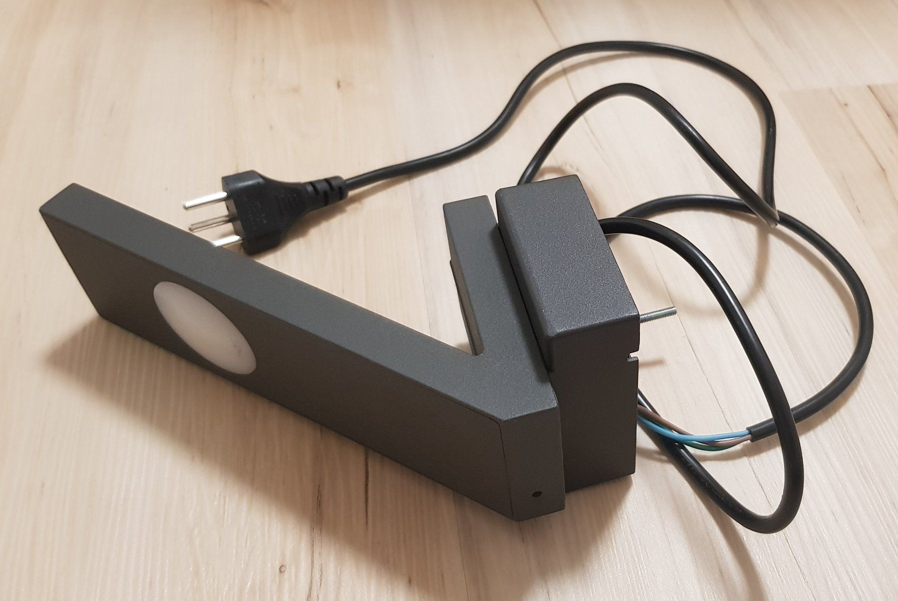 Lampen: Moderne LED-Wandleuchte mit Kabel und Stecker – Gebraucht aus Winterthur von ScooterBE 1
