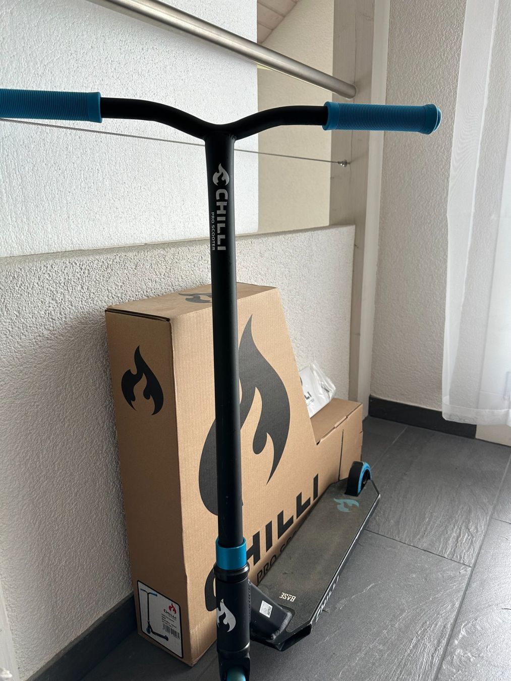 Chilli Kickboard: Chilli Pro Scooter Base Schwarz/Blau – Usato da Boppelsen venduto da KASIBO