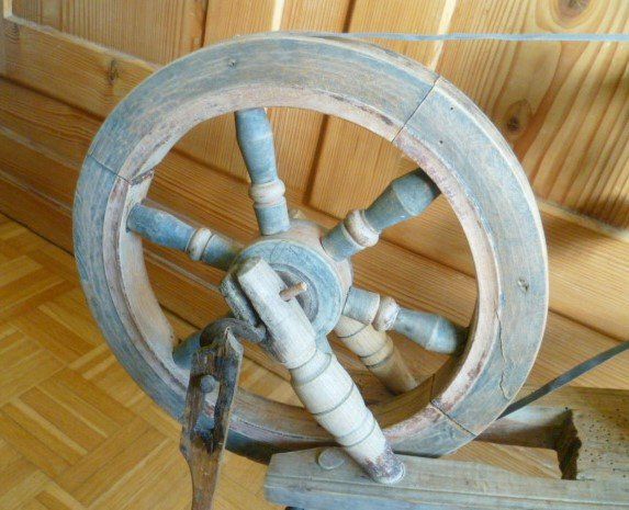 Ruote per filare: Uraltes Spinnrad als Dekoration – Usato da Effretikon venduto da Heimstudio 2