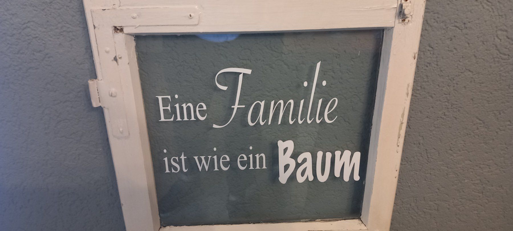 Tutte le decorazioni: Altes Fenster schön dekoriert – Usato da Buttwil venduto da K_und_K 1