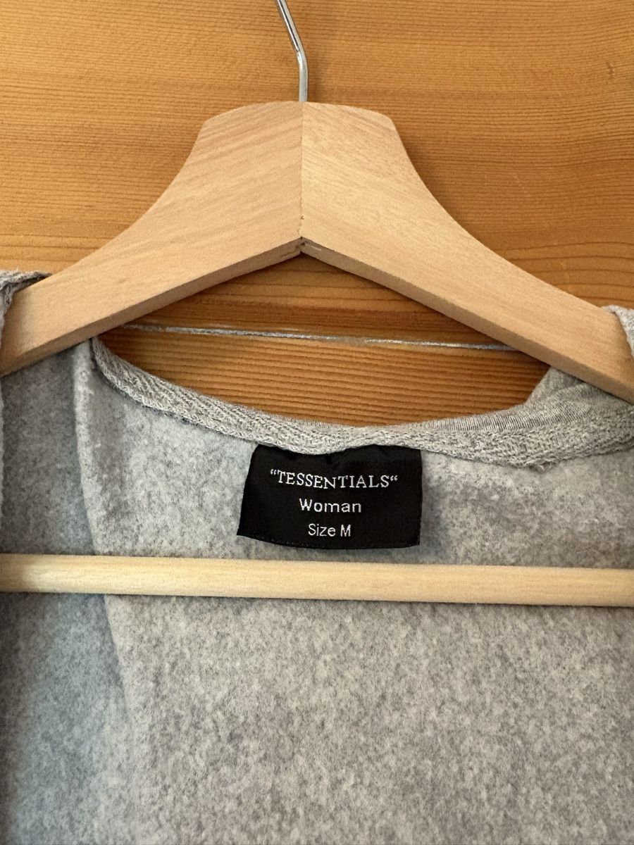Maglioni & Felpe: Grauer Kapuzenpullover Reissverschluss Gr. M "Tessentials"  – Usato da Frauenfeld venduto da lin_77m9 6