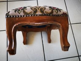 Repose-pieds vintage bois et tissu fleuri, pieds Louis XV