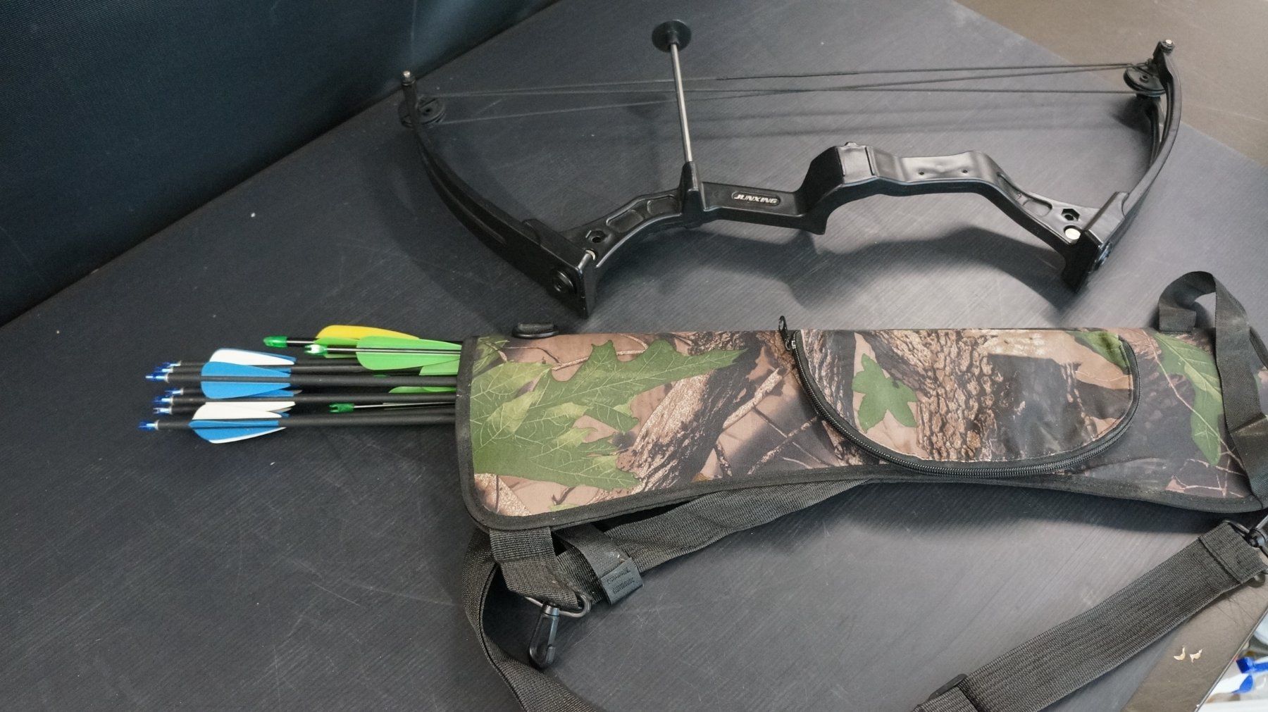 Tiro con l'arco: Schwarzer Junxing Archery Compoundbogen – Usato da Basel venduto da bk_brockibasel 1
