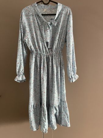 Sommerliches Midikleid, Gr.M, hellblau mit Blumen