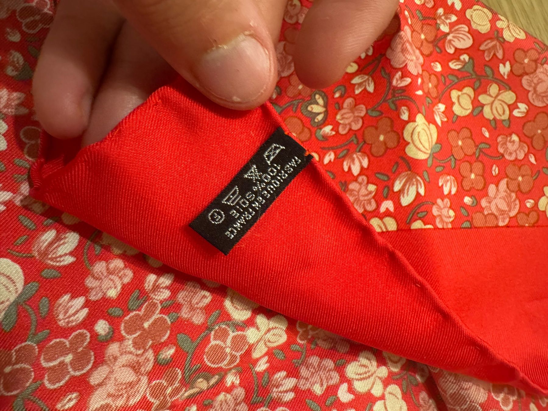 Hermès Altro in  Abbigliamento & Accessori: Hermès Seidentuch Blumen / Rot 40x40 cm – Usato da Spreitenbach venduto da vancosta 2