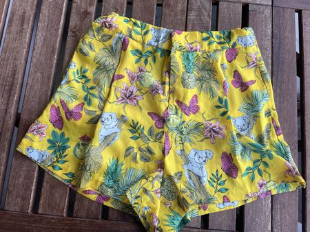 Damen Shorts ZARA gelb Grösse M mit Koala