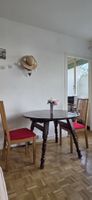 Belle table ronde traditionnelle en bois massif 