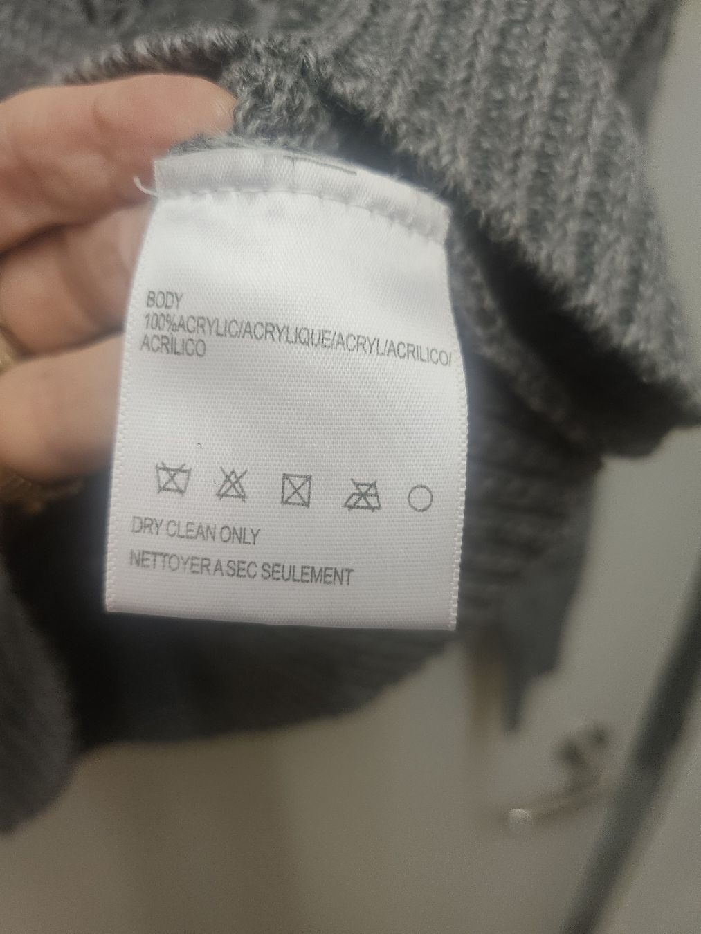 Maglioni & Felpe: Damen Pullover zweifarbig mit Rüschen  – Usato da Zürich venduto da eri_8w5v 1