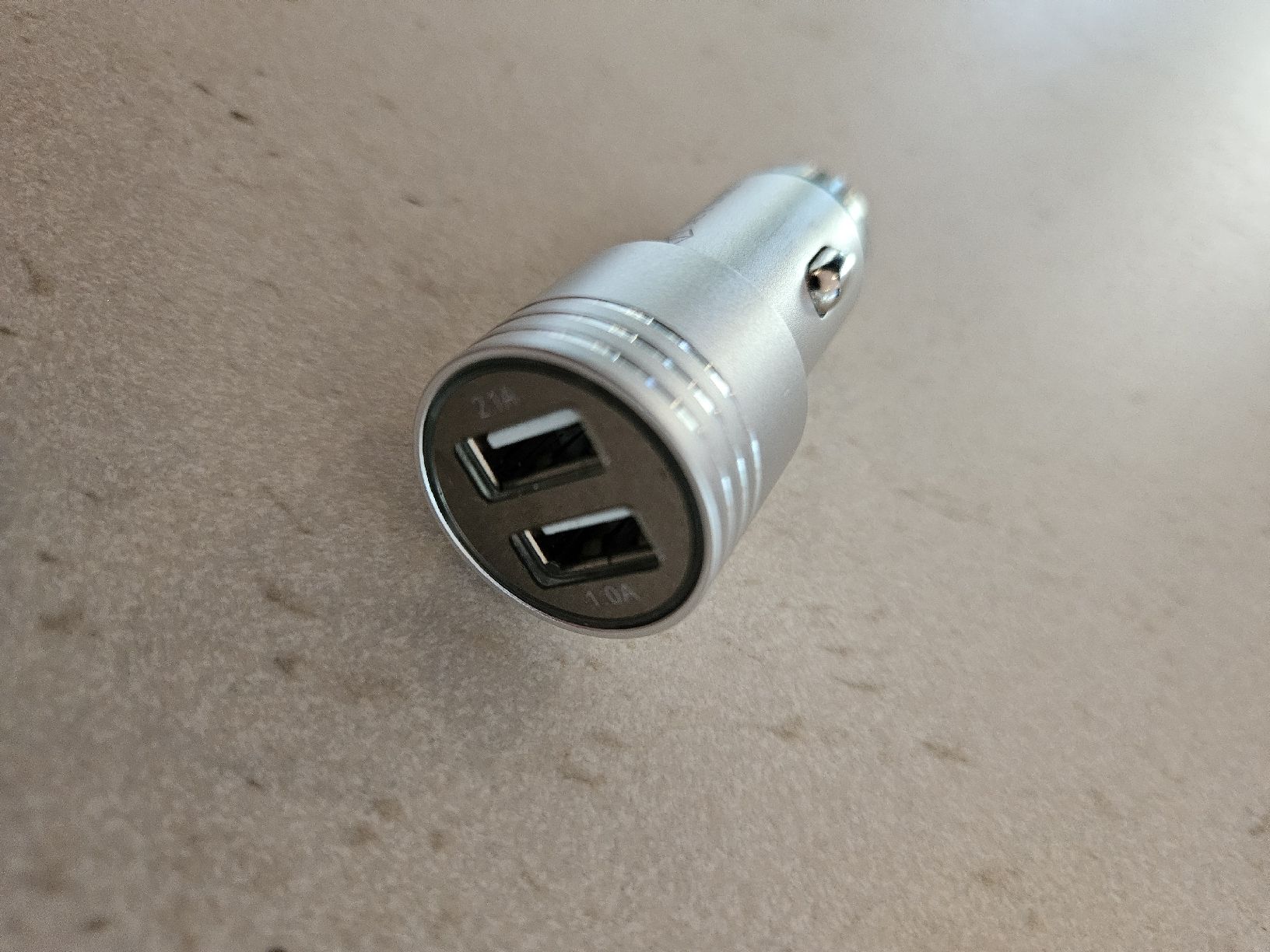 Caricabatterie: Chargeur USB allume-cigare – Usato da Veyras venduto da Vince_396