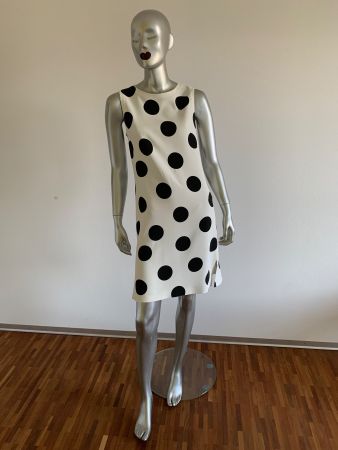 AKRIS: Lässig weisses Kleid mit grossen schwarzen Punkten 38