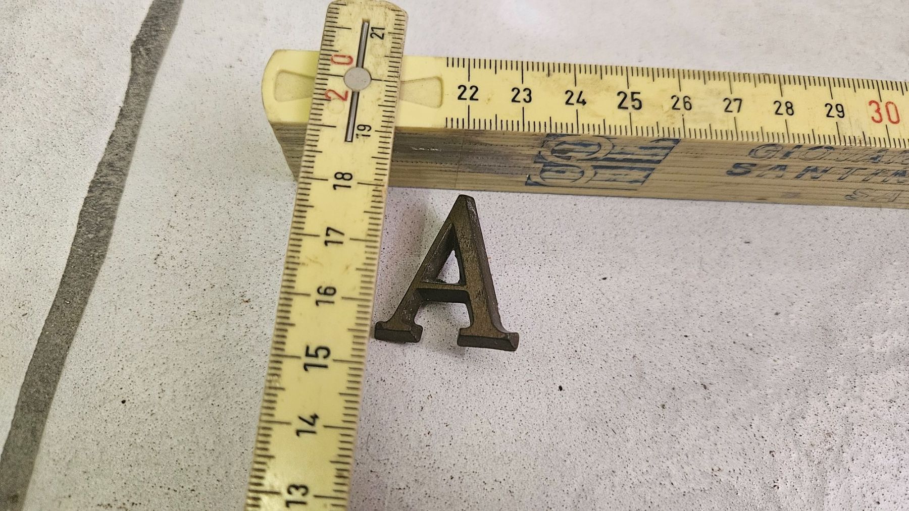 Tutte le decorazioni: 3 piccole lettere di metallo "A" – Usato da Melano venduto da H-Sara 2