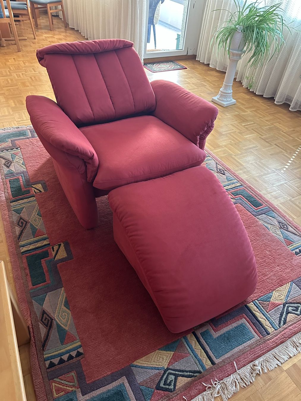 Sessel: Bequemer Relax-Sessel mit Hocker inkl. Teppich – Gebraucht aus St. Gallen von Tt101889 1