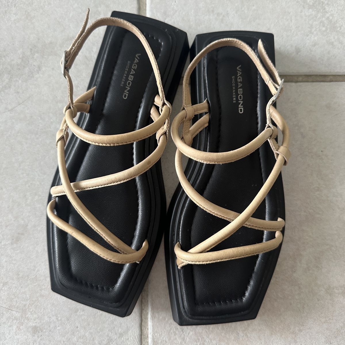 Vagabond Scarpe da donna: BEIGE CHUNKY PLATFORM SANDALS – Usato da Zofingen venduto da JumpInVintage 1