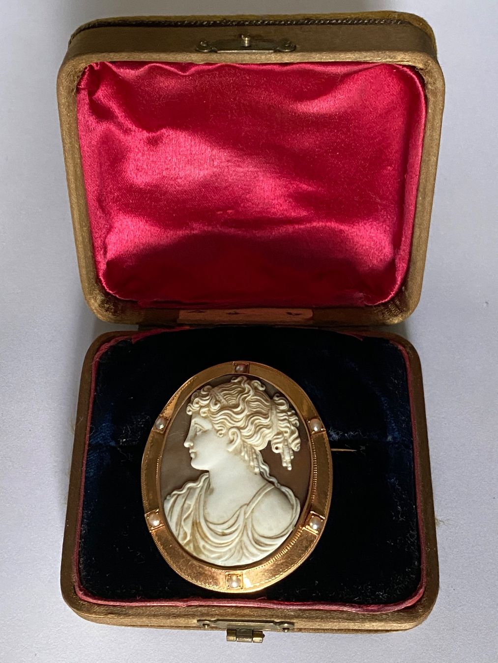 Spille & Fermagli: Antike Muschel-Kamee Brosche, Gold mit Perlen – Usato da Zürich venduto da leo0105