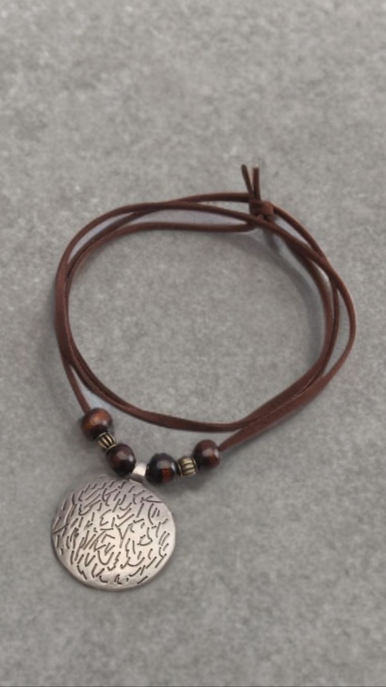 Colliers: Collana ciondolo rotondo argento cuoio marrone – Neuf (Voir description) à Giubiasco par Stefaniav 1